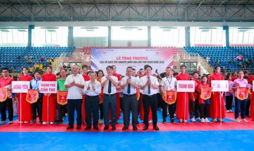 Các đại biểu cùng Ban Tổ chức tặng cờ lưu niệm cho các đơn vị tham gia giải.