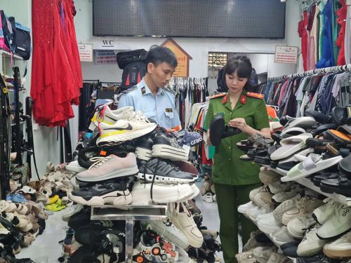 Hình ảnh lực lượng chức năng kiểm tra hàng hóa tại đơn vị kinh doanh.