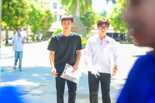 Theo ghi nhận tại các điểm thi, đa số thí sinh đánh giá đề thi môn Ngữ văn có cấu trúc quen thuộc, nội dung gần gũi với thực tiễn, không đánh đố. Điều này giúp nhiều em tự tin phát huy kiến thức và kỹ năng làm bài đã được rèn luyện trong quá trình ôn tập.