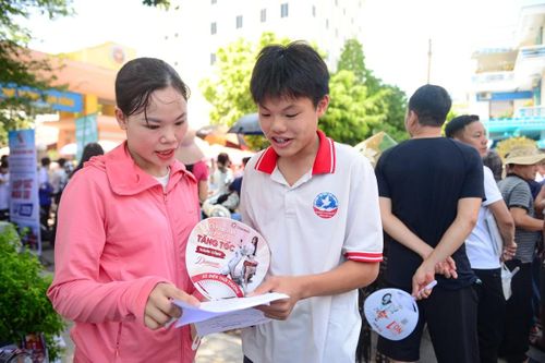 Chị Lê Thị Quyến (phường Hàm Rồng) cho biết, dù đã cùng con chuẩn bị kỹ kiến thức từ nhiều tháng nay nhưng đến sáng thi chính thức, chị vẫn không khỏi hồi hộp. “Tôi đưa con đến điểm thi từ sớm, chỉ mong con giữ được tâm lý thoải mái, làm bài đúng với khả năng của mình”, chị Quyến chia sẻ.