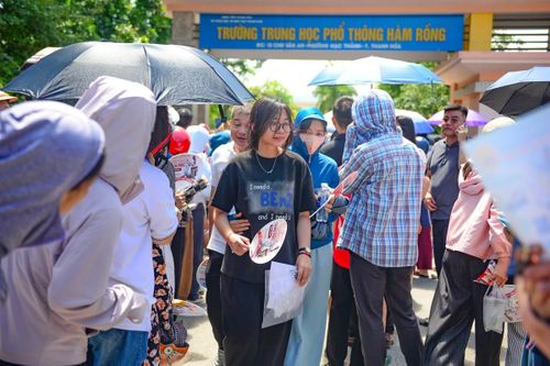 Khoảng hơn 10 giờ, khi tiếng trống kết thúc môn thi vang lên, không khí trước cổng trường lập tức trở nên sôi động. Hàng trăm ánh mắt đồng loạt hướng về phía lối ra. Những bước chân vội vã xuất hiện sau cánh cổng trường khiến sự chờ đợi suốt buổi sáng của các bậc phụ huynh như được giải tỏa.