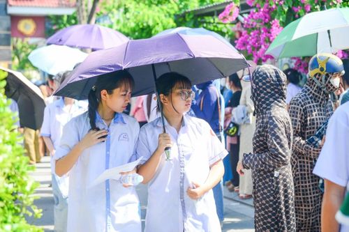 Theo nhận định của nhiều học sinh, đề thi Tiếng Anh năm nay được xây dựng theo hướng đảm bảo kiến thức cơ bản nhưng vẫn có những câu hỏi mang tính phân loại để lựa chọn thí sinh có năng lực tốt. Phần lớn các câu hỏi được đánh giá là quen thuộc, không xuất hiện dạng bài quá mới hoặc đánh đố học sinh.