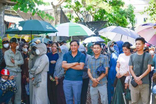 Tại điểm thi Trường THPT Đông Sơn I, ngay sau khi kết thúc môn Tiếng Anh, nhiều phụ huynh đứng chờ bên ngoài cổng trường đã không giấu được niềm vui khi thấy con em bước ra với gương mặt rạng rỡ. Những cái ôm động viên, những câu hỏi thăm về bài làm đã tạo nên không khí ấm áp sau giờ thi.