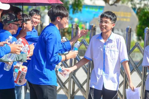 Tuy nhiên, 2 câu hỏi cuối cùng của đề thi được nhiều thí sinh nhắc đến như những câu khó nhất. Đây là những câu đòi hỏi khả năng vận dụng tổng hợp kiến thức, suy luận và phân tích ngữ cảnh để lựa chọn đáp án chính xác.