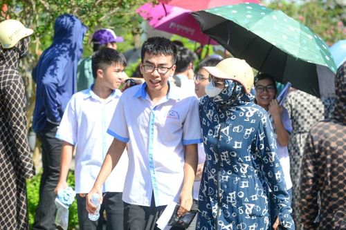 Kết thúc ngày thi đầu tiên với hai môn Ngữ văn và Tiếng Anh, đa số thí sinh đều bày tỏ sự lạc quan về kết quả đạt được. Trong đó, môn Tiếng Anh được nhiều em đánh giá là môn thi có khả năng đạt điểm cao nhất.