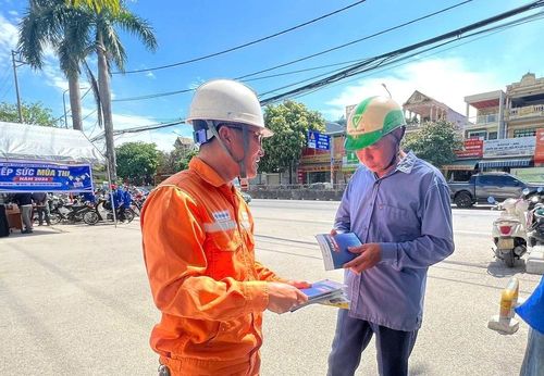 Tranh thủ thời gian chờ đợi, nhân viên Công ty Điện lực Thanh Hóa cũng tặng các bậc phụ huynh, người thân của thí sinh cuốn cẩm nang cung cấp thông tin tiết kiệm điện.