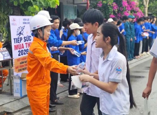 Nhân viên Công ty Điện lực Thanh Hóa tặng nước uống tới các thí sinh và người nhà.