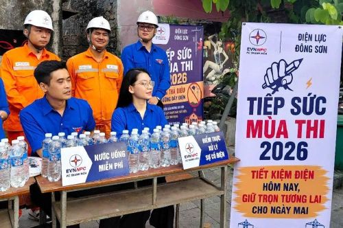 Tham gia chương trình “Tiếp sức mùa thi”, không chỉ kịp thời hỗ trợ thí sinh và người nhà, Công ty Điện lực Thanh Hóa còn triển khai các nội dung tuyên truyền sử dụng điện an toàn, tiết kiệm cho thí sinh và phụ huynh tại các điểm thi trên địa bàn.