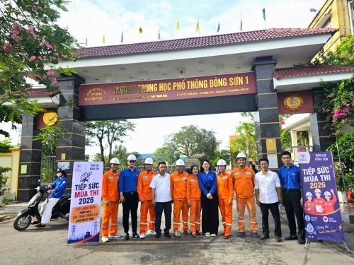 Đoàn thanh niên Công ty Điện lực Thanh Hóa đã có mặt từ rất sớm trong ngày thi đầu tiên tại các điểm thi để động viên, tiếp sức các sĩ tử.