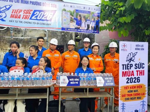 Ngày thi đầu tiên của kỳ thi tốt nghiệp THPT năm học 2026-2027, tại nhiều điểm thi trên địa bàn tỉnh, có thể dễ dàng bắt gặp sự hỗ trợ tích cực của cán bộ, nhân viên ngành điện với các thí sinh.