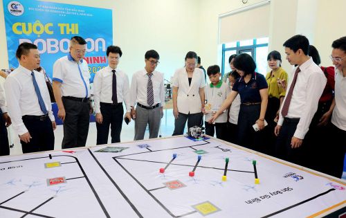  Các đại biểu tham quan điểm trưng bày, trình diễn robot tại Trường Cao đẳng Cơ điện và Xây dựng Bắc Ninh. 