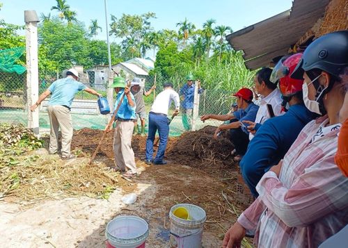 Hội Nông dân xã Việt An tập huấn hướng dẫn hội viên sản xuất phân hữu cơ vi sinh từ nguồn phụ phẩm nông nghiệp. Ảnh: P.A