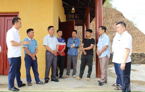 Cấp ủy, chính quyền xã Pu Nhi tiếp nhận cơ sở vật chất được đầu tư cho bản du lịch cộng đồng Tù Lu - Tìa Ló.