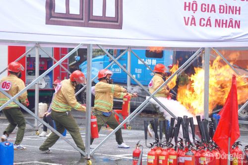 Các thành viên Tổ liên gia an toàn phòng cháy, chữa cháy phối hợp xử lý tình huống cháy giả định trong phần thi thực hành tại Cụm thi số 4.