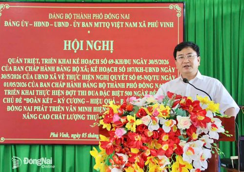 Bí thư Đảng ủy, Chủ tịch HĐND xã Phú Vinh Đào Văn Tuấn phát biểu tại hội nghị. Ảnh: Đan Nhi