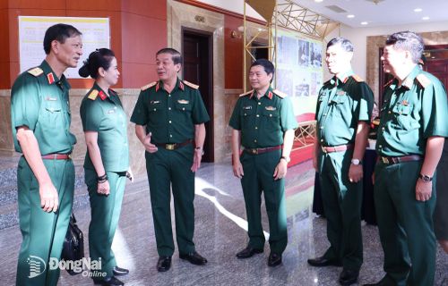 Thủ trưởng Tổng cục Chính trị và đại biểu trao đổi bên lề hội thảo. Ảnh: Nguyệt Hà