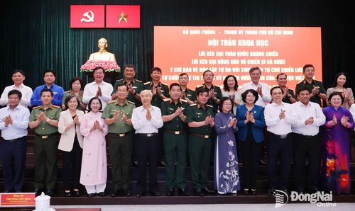 Thủ trưởng Bộ Quốc phòng, Thành ủy Thành phố Hồ Chí Minh, Thành ủy Đồng Nai và các đại biểu chụp ảnh tại hội thảo. Ảnh: Nguyệt Hà