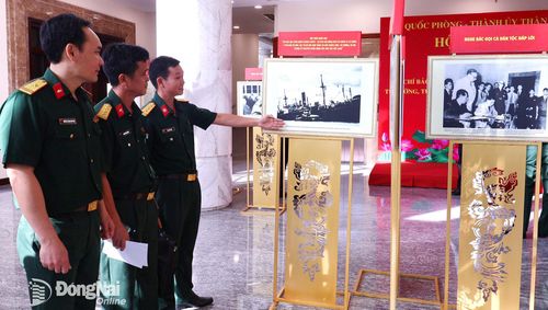 Đại biểu dự hội thảo tham quan triển lãm ảnh về Chủ tịch Hồ Chí Minh. Ảnh: Nguyệt Hà