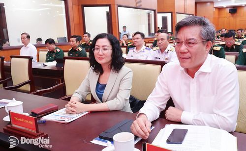 Ủy viên Ban Thường vụ Thành ủy, Trưởng ban Tuyên giáo và Dân vận Thành ủy Đồng Nai Dương Minh Dũng và các đại biểu dự hội thảo. Ảnh: Nguyệt Hà