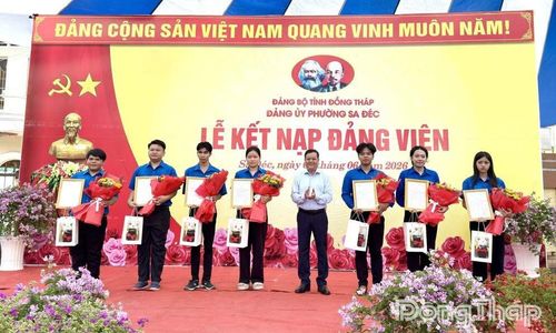 Đồng chí Nguyễn Văn Thuận, Phó Bí thư Thường trực Đảng ủy phường Sa Đéc trao Quyết định kết nạp Đảng và tặng hoa chúc mừng các đảng viên mới. Ảnh: NGỌC DUY
