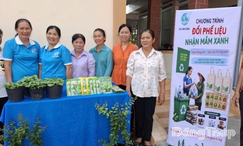 Mô hình “Đổi phế liệu - lấy mầm xanh” của Hội Liên hiệp Phụ nữ xã Long Bình.