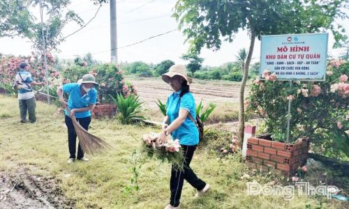 Hội Liên hiệp Phụ nữ xã Long Khánh tổ chức ra quân tổng vệ sinh môi trường trên diện rộng.