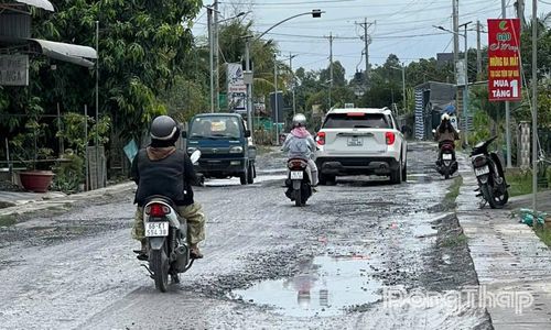 Các phương tiện qua lại khó khăn, đặc biệt khi mưa.