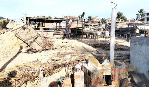 Các cơ sở sơ chế mực xà nằm dọc kè chắn sóng đầm Đề Gi đã được xử lý tháo dỡ, chấm dứt hoạt động. Ảnh: Văn Lực
