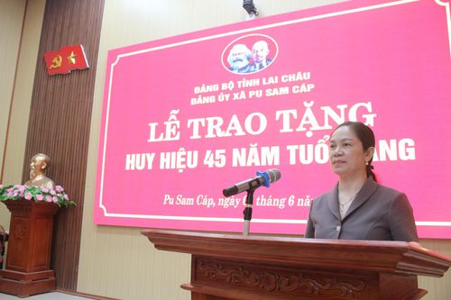 Đồng chí Nguyễn Thị Ngọc Hà - Bí thư Đảng ủy xã Pu Sam Cáp phát biểu tại buổi lễ.