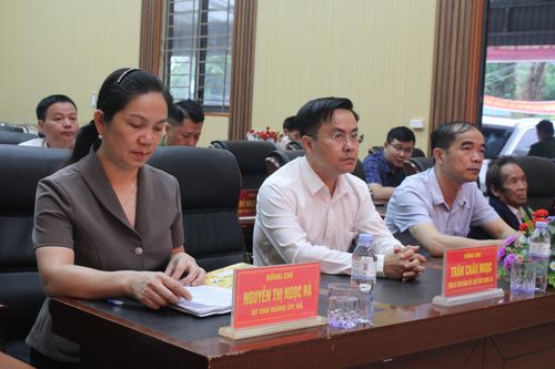 Đại biểu dự buổi lễ.