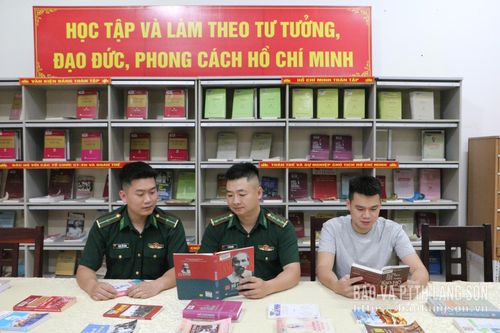 Độc giả tìm hiểu tư liệu về Chủ tịch Hồ Chí Minh tại Thư viện tỉnh