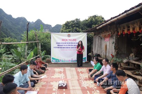 Các đại biểu tham gia chương trình trực tiếp tại gia đình hộ dân trên địa bàn làng Lân Nóng