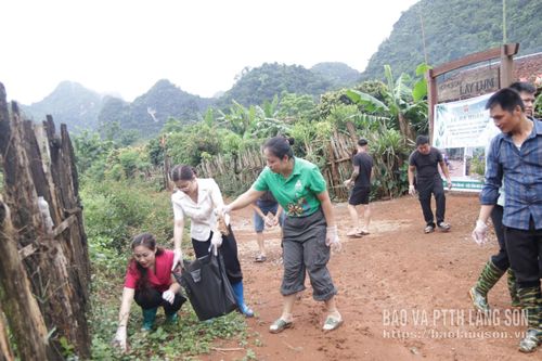 Các đại biểu và người dân làng Lân Nóng tham gia dọn dẹp vệ sinh môi trường