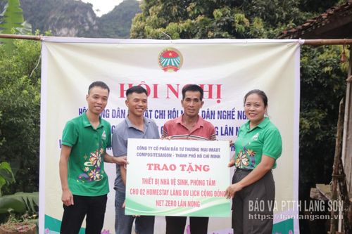 Đại diện ban tổ chức trao biểu trưng quà tặng cho 2 hộ dân tại làng Lân Nóng