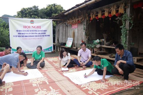 Các đại biểu và người dân làng Lân Nóng tham gia tập huấn thực hành chuẩn Net Zero về xử lý rác thải nhựa