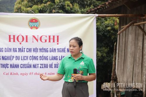 Lãnh đạo Phòng Quản lý công viên địa chất toàn cầu UNESCO (Trung tâm Xúc tiến Đầu tư, Thương mại và Du lịch tỉnh) truyền đạt một số nội dung tại chương trình