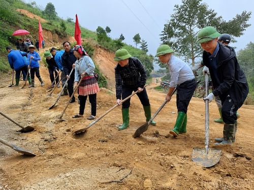 Anh Sùng Thành Công - Chủ tịch UBND xã Nậm Có (thứ 2, phải sang) cùng Nhân dân tham gia công trình, phần việc chung của thôn, bản.