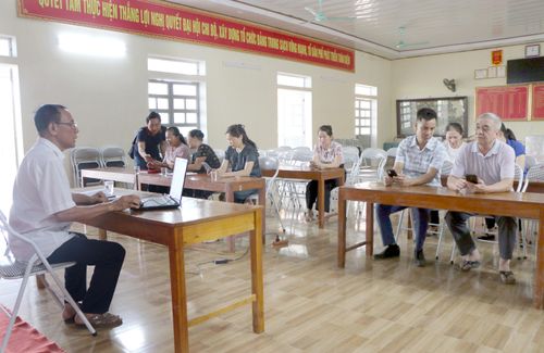 Người dân thôn 6, xã Yên Bình tham gia tập huấn, trải nghiệm các nền tảng số trước ngày ra mắt mô hình “thôn số”.