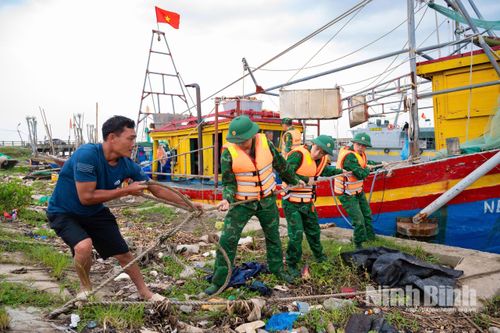 Niềm tin được vun đắp từ những việc làm thiết thực vì Nhân dân. (Ảnh: Cán bộ Đồn Biên phòng Kim Sơn và ngư dân hợp sức neo đậu thuyền trước bão số 3, năm 2025).