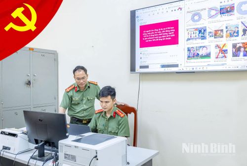 Cán bộ Phòng An ninh mạng và phòng, chống tội phạm sử dụng công nghệ cao (Công an tỉnh) giám sát chặt chẽ biến động thông tin trên không gian mạng, chủ động tham mưu phương án đấu tranh, bóc gỡ các thông tin xuyên tạc. Ảnh: Viết Dư