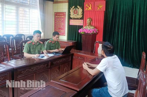 Cán bộ Phòng An ninh mạng và phòng, chống tội phạm sử dụng công nghệ cao (Công an tỉnh) làm việc, xử phạt một trường hợp đăng tải thông tin xuyên tạc, sai sự thật trên không gian mạng.