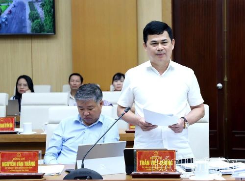 Lãnh đạo các sở, ngành báo cáo, thảo luận tại hội nghị.