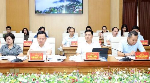 Đại biểu tham dự hội nghị tập trung theo dõi, nghiên cứu tài liệu về tình hình phát triển kinh tế - xã hội 5 tháng đầu năm và phương án sắp xếp, đổi tên thôn, tổ dân phố trên địa bàn tỉnh.