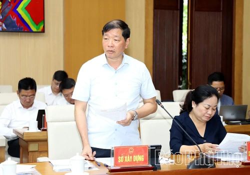 Lãnh đạo các sở, ngành báo cáo, thảo luận tại hội nghị.