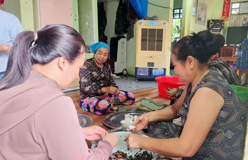 Chị em phụ nữ làm bánh bột lọc tại nhà bà Lê Thị Duẩn - Ảnh: T.L