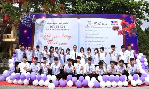 Thầy và trò Trường THPT Ngô Quyền trong lễ Tri ân K24 - Ảnh: NVCC