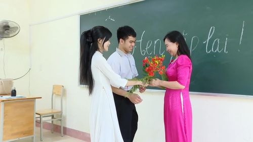 Cô giáo Trần Thị Tình, Trường THPT Ninh Châu, xúc động trước tình cảm của học trò - Ảnh: K.L