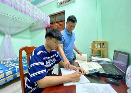 Anh Nguyễn Hoàng Gia, xã Quảng Ninh luôn đồng hành cùng con trong quá trình ôn thi - Ảnh: H.N