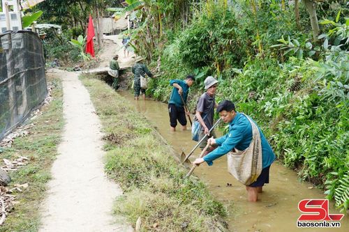 Nhân dân phường Chiềng An khơi thông mương thủy lợi.