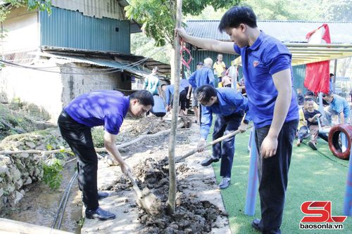 Đoàn viên thanh niên phường Chiềng Cơi trồng cây tại khuôn viên nhà văn hóa bản San.